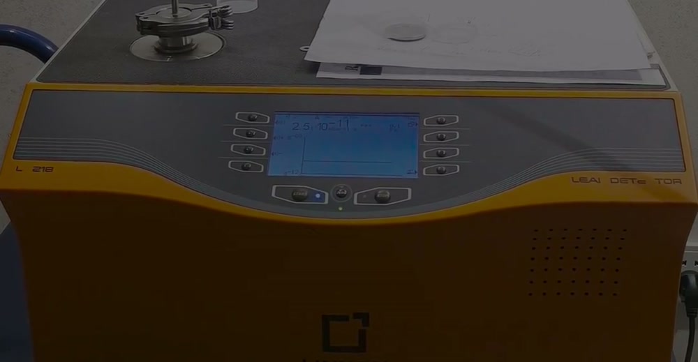 显示屏本底读数 2.4×10⁻¹¹ mbar·l/s